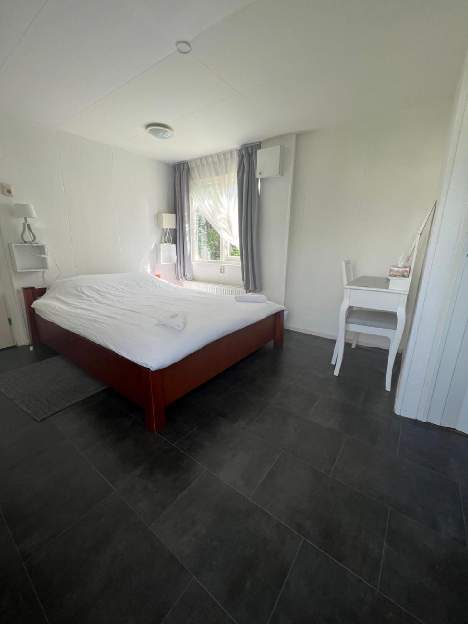 Ruime Chalet Midden In De Natuur In Lith Exterior foto